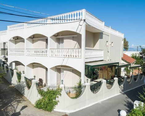 Bella Vista Hotel & Studios