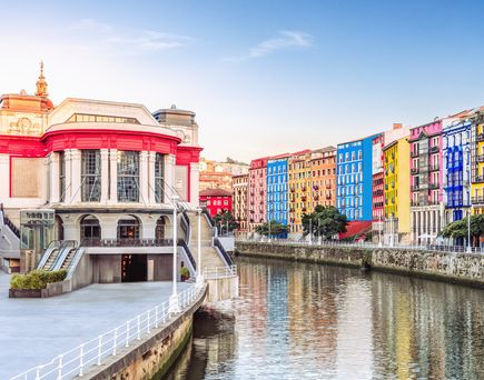 Altstadt von Bilbao, Spanien, mit bunten Häusern