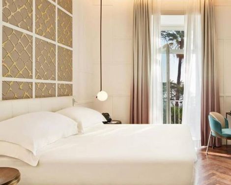 De Bonart Naples, Curio Collection by Hilton