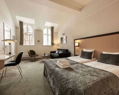 Ascot Hotel by Hildebrandt Hammer