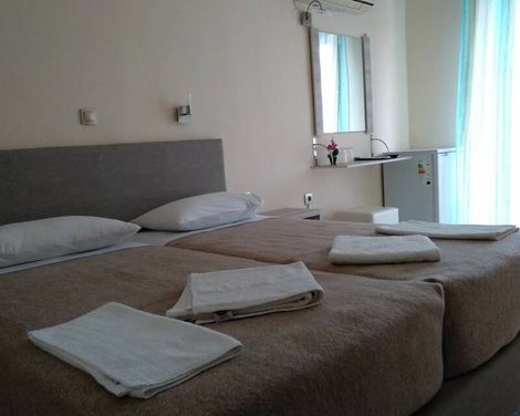 Leonidas Hotel & Studios