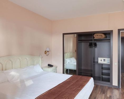Hotel Roger De Flor By Seleqtta