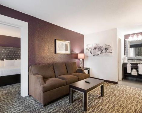Clarion Inn & Suites Across From Universal Orlando Resort Hotel