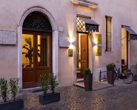Navona Palace Luxury Inn