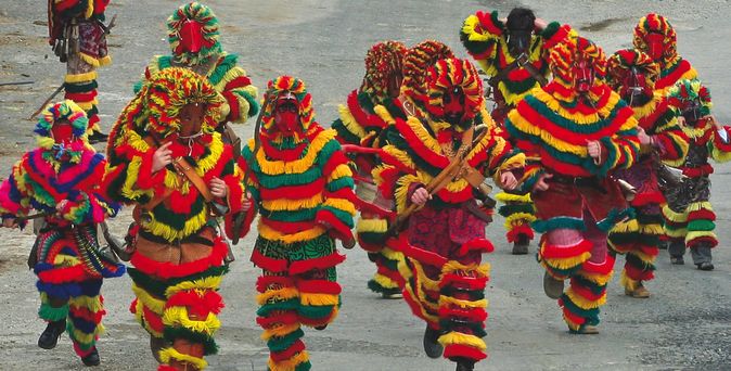 Traditionell verkleidete Menschen beim Karneval von Podence in Portugal
