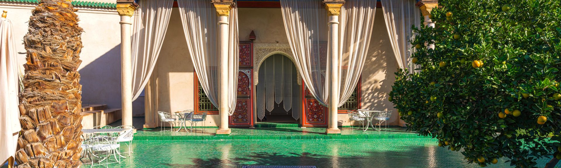 Außenansicht auf eine traditionelle Unterkunft in typischen Farben in Marrakesch, Marokko