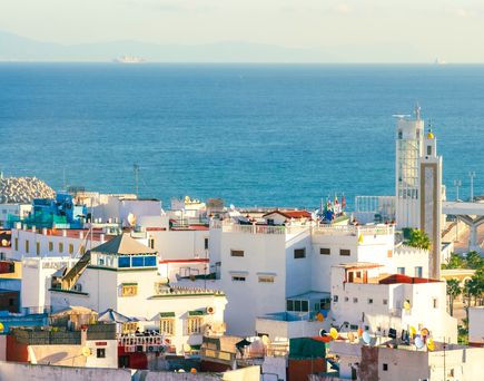 Blick auf die Medina von Tangier, Marokko, mit der Straße von Gibraltar im Hintergrund