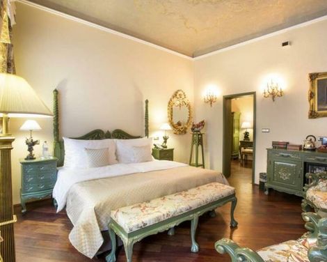 Iron Gate Hotel & Suites