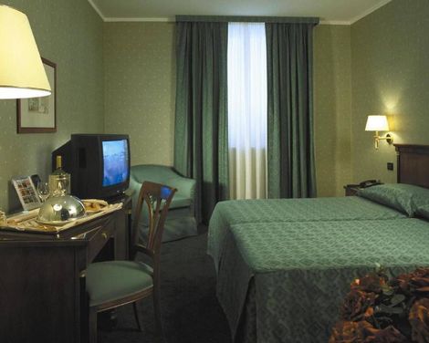 Ramada by Wyndham Naples-3