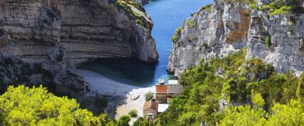 Blick auf Stiniva Cove auf der Insel Vis, vor der Küste von Dalmatien, Kroatien