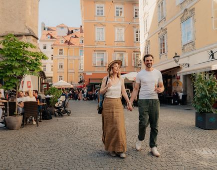 Ein Paar isst im Aussenbereich eines Restaurant in Graz, Österreich, gemeinsam zu Mittag