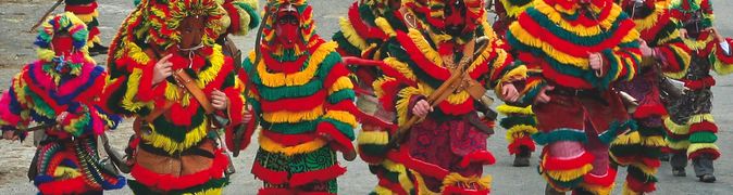 Traditionell verkleidete Menschen beim Karneval von Podence in Portugal
