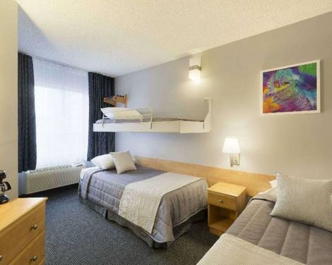 Travelodge Hotel by Wyndham Montreal Centre-0