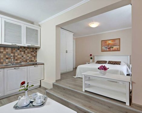 White Rock Castle Suite Hotel