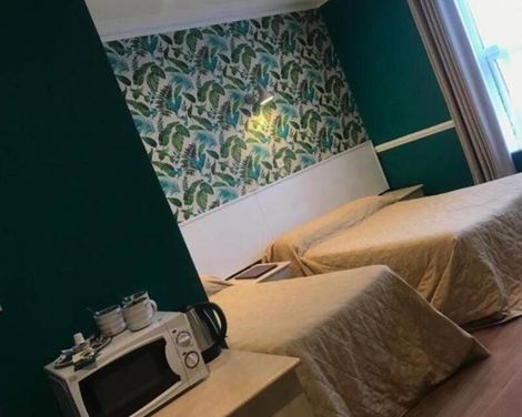 Avis Hotel