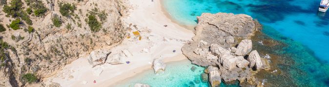 Blick auf einen Strand auf Sardinien, Italien