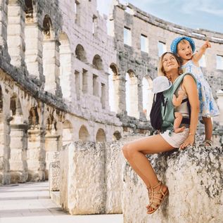 Mutter und Kind im römischen Amphitheater-Arena in Pula, Kroatien