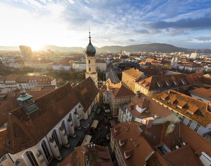 Drei Frauen sitzen entspannt am Strand von Bab Al Nojoum, Abu Dhabi
