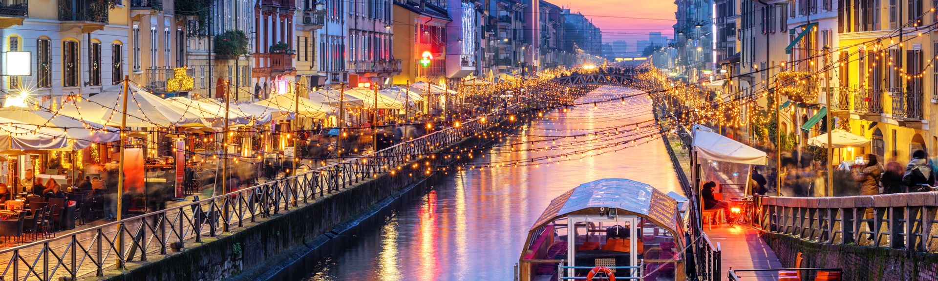 Blick auf den beleuchteten Naviglio Grande Canal in Mailand, Italien