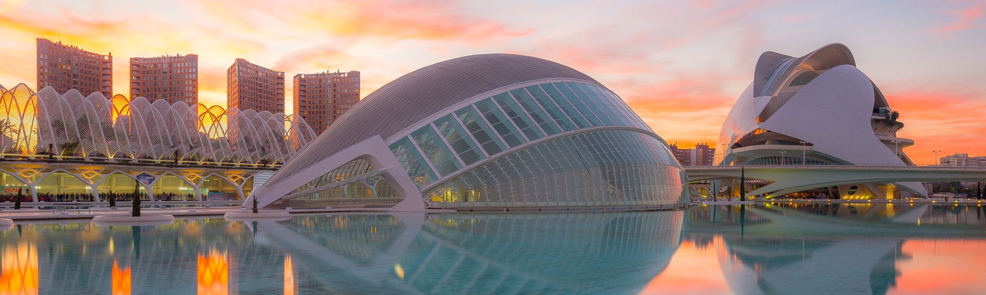 Blick auf die Stadt der Künste und Wissenschaften bei Sonnenuntergang in Valencia, Spanien