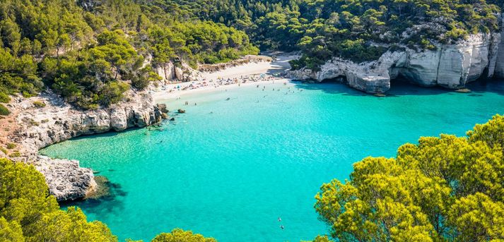 Cala Mitjana auf Menorca, Balearen, Spanien