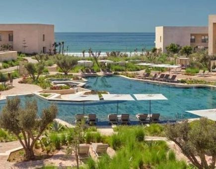 Bild aus dem Fairmont Taghazout Bay Hotel mit Blick auf die Poollandschaft und das Meer in Marokko