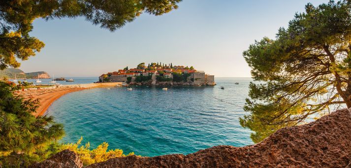 Blick auf die Insel Sveti Stefan in Montenegro
