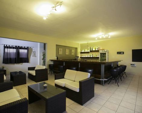 Hillside Studios & Apartments
