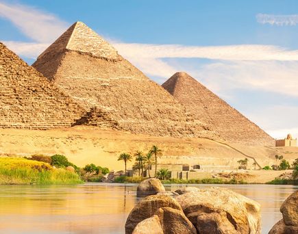Blick auf eine Flusslandschaft mit Pyramiden in Ägypten