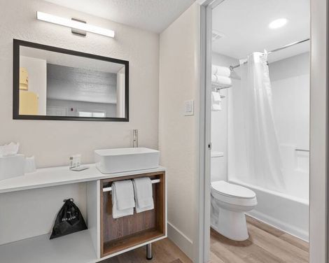 Howard Johnson by Wyndham Orlando Lake Buena Vista South-0