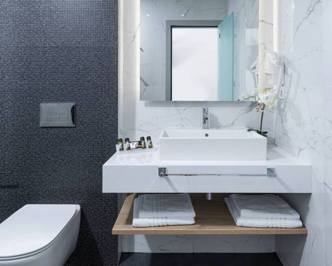 V Luxury Suites