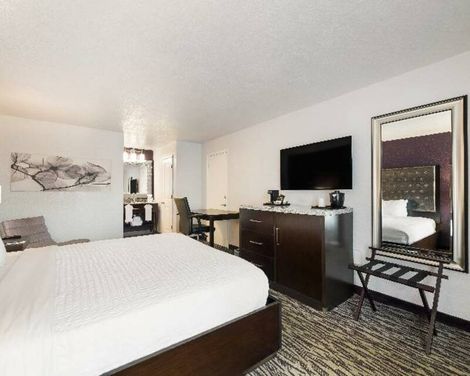Clarion Inn & Suites Across From Universal Orlando Resort Hotel-3