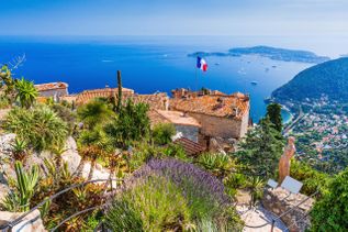 Blick von Eze an Frankreichs Côte d'Azur über das Mittelmeer