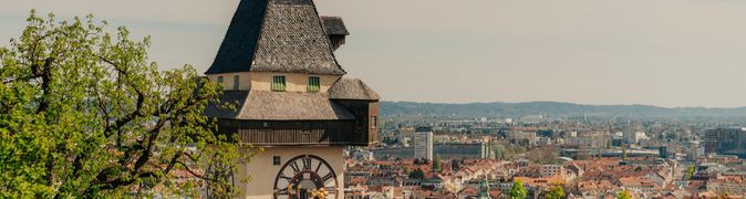 Blick auf den Uhrturm und über die Stadt Graz, Österreich