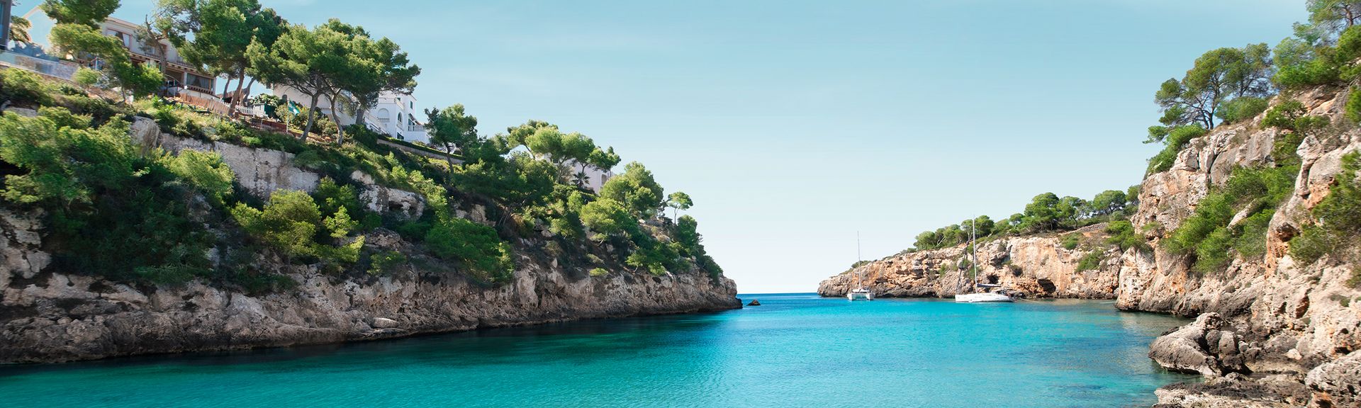 Eine Bucht mit türkisem Wasser auf Mallorca, Spanien
