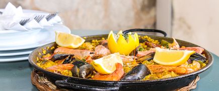 Eine frisch zubereitete Paella, Spaniens Nationalgericht