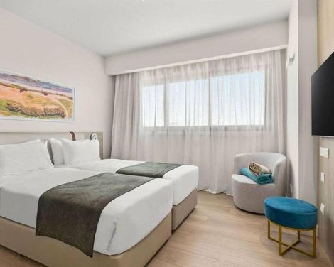 Mercure Larnaca Finikoudes Beach