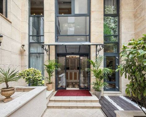 Queen's Court Hotel & Residence-1