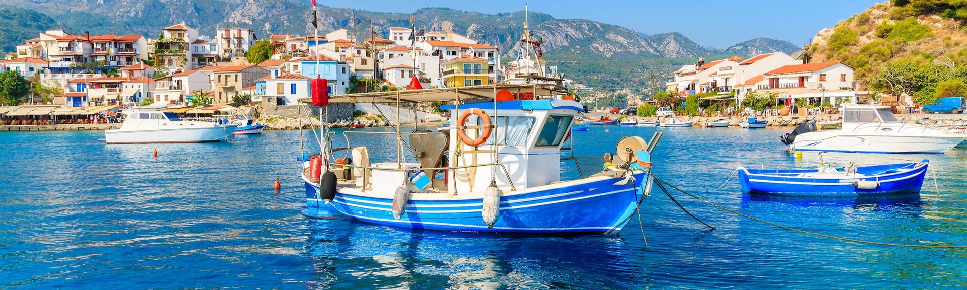 Blick auf die Bucht vom Fischerdorf Kokkari auf Samos, Griechenland, mit den typisch blau-weißen Fischerbooten