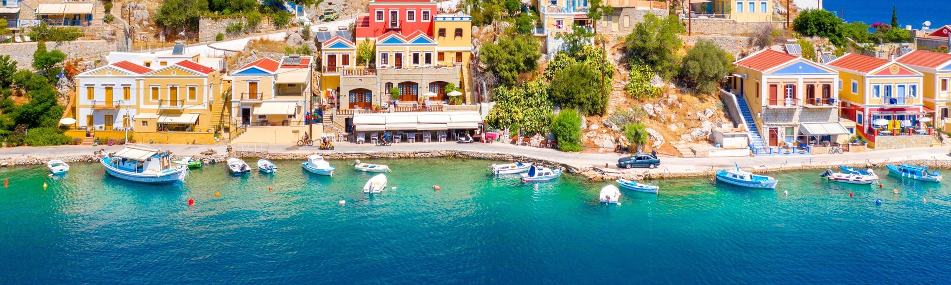 Blick auf die bunten Häuser der griechische Insel Symi in Griechenland