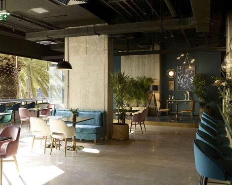 Skylark, Aluma Hotel & Resort