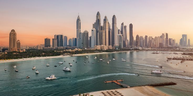 Skyline von Dubai bei Sonnenuntergang