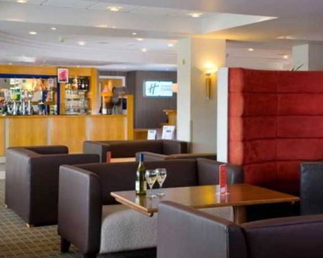 Holiday Inn Express London - Luton Airport-1