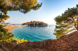 Blick auf die Insel Sveti Stefan in Montenegro