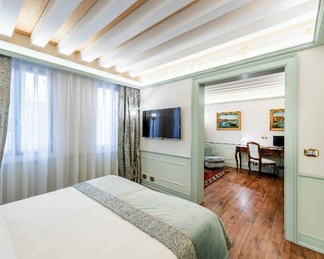 Hotel Monaco & Grand Canal