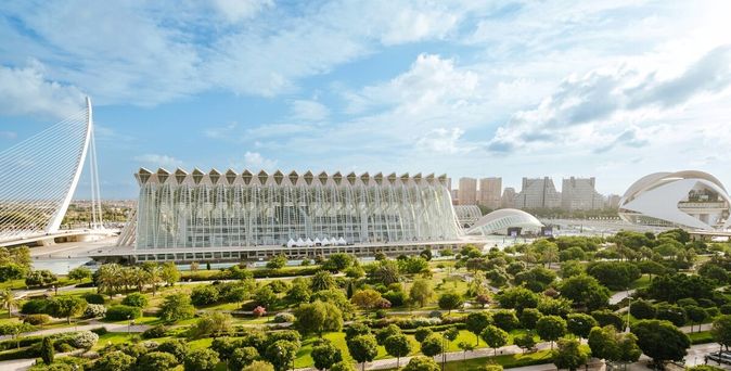 Eine Frau fährt in einem Kayak am Louvre in Abu Dhabi