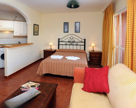 Apartamentos Leo Islamar