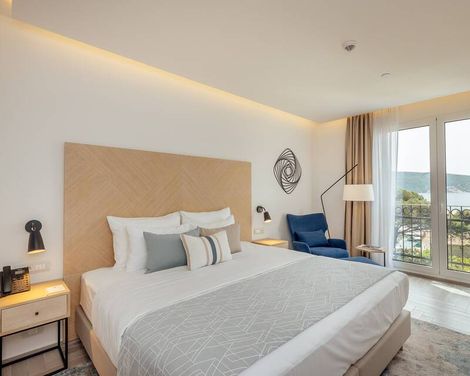 Lazure Hotel & Marina