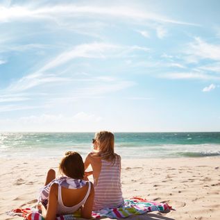 Zwei Frauen bei Sonnenschein am Strand