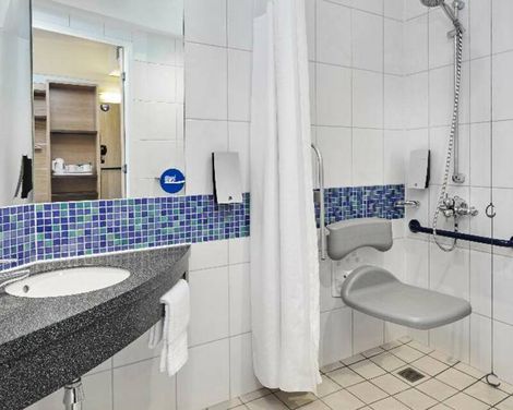 Holiday Inn Express London - Newbury Park-0